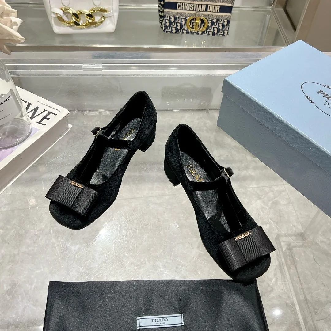 👟👟Ex-factory price 540👟👟 Prada 25ss early spring new model 🌟 Recommended by major bloggers in Xiaohongshu, showing classic charm. Injection-molded leather outsole, imported mixed-breed sheep lining. These velvet-textured pumps combine elegance with modern sophistication, and the delicate bow adds a romantic touch. The upper is decorated with grosgrain bow and metal buckle. Metal letter logo. Decorated with metal letter logo. Velvet texture covered heel with height 4.5cm. Size: 35 to 40 (41 is custom-made and cannot be returned or exchanged)